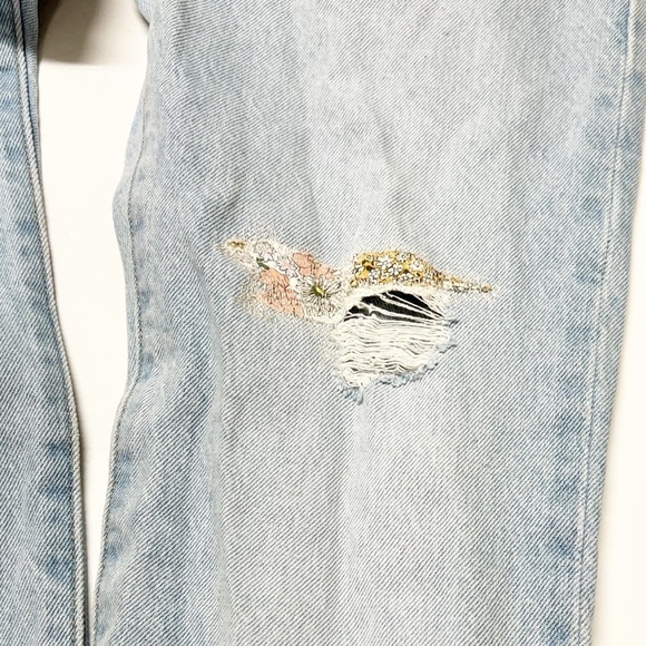 Levis Womens 501 Light Wash Floral Patch Distressed Mid Rise Denim Jeans Size 24 - Picture 5 of 10